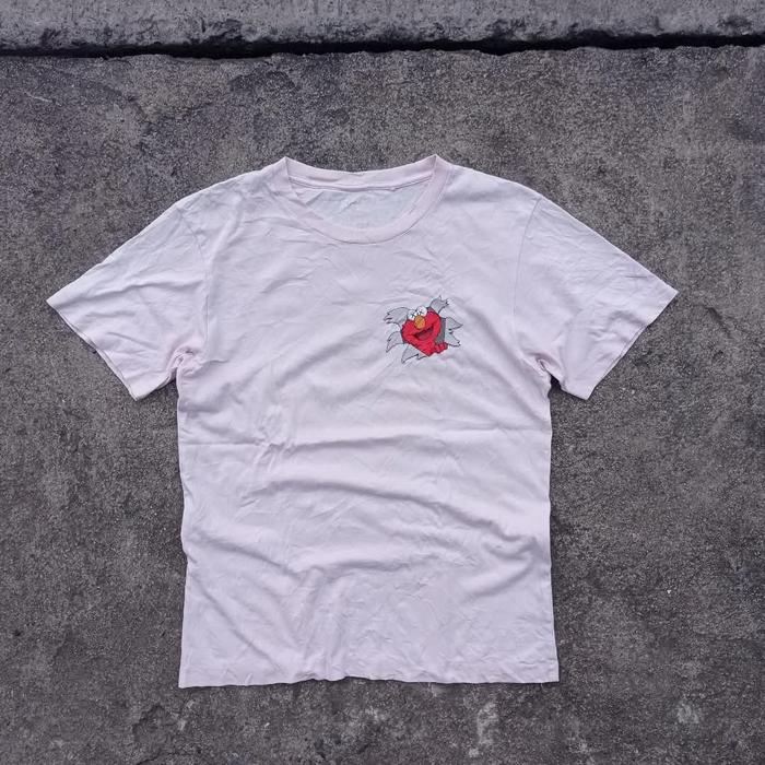 Gambar T-shirt uniqlo x Kaws second dari secondbrandedpakam undefined Tokopedia