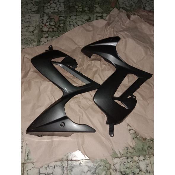 Gambar ADA Cover sayap tebeng samping semua warna SUZUKI SATRIA F FU LAMA CBU BARONG 2004 - 2013 kualitas terjamin bahan tebal mirip ori sayapan depan samping kiri kanan merah maroon maron biru gp putih hitam abu grey gray abu2 abu - Hitam, Kardus saja dari IwanSShop10 undefined 5 Tokopedia