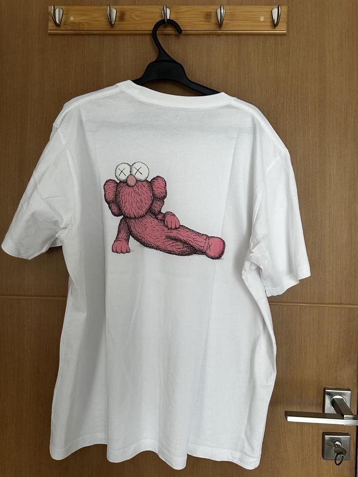 Gambar UNIQLO - KAWS - T SHIRT - XL - SECOND dari DhikaBantingHarga undefined Tokopedia