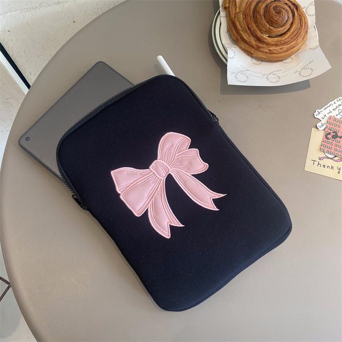 Gambar Tas Sleeve Casing iPad 11th Generation 11 Inch 2025 10th 2022 iPad 10.9 Tablet Bag Pouch With Slot Pencil Stylus Resleting Tebal Pita Ribbon Hitam Pink - 10 - 11 inch dari lanalini.id undefined Tokopedia