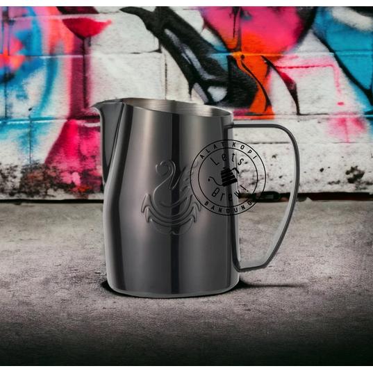 Gambar Milk Jug Jibbi Little Extra Sharp Mouth Design / Milk Jug Pitcher untuk Froathing / Milk Jug Barista Mulut Lancip / Milk Jug Swan 600ml - Black shiny  dari Lets Brew undefined Tokopedia