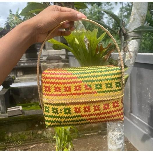 Gambar Batarkusu TAS BUNGA KWANGEN Pemuspan Ulatan tempat bunga anyaman bambu khas Bali untuk upacara keagamaan wadah hp untuk hadiah kado souvenir small Balinese woven bamboo flower bag for religious ceremonies, cell phone holder for souvenir gifts - Merah dari dedaunanshop undefined Tokopedia