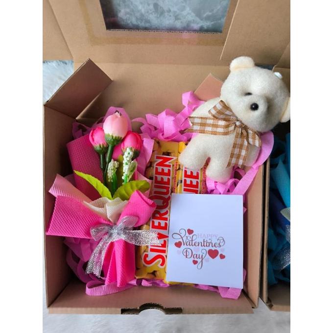 Gambar Mini Hampers Buket Bunga Boneka Dan Coklat Silverqueen #Gratisongkir - dua kecil, Biru Muda dari kimpasa undefined Tokopedia