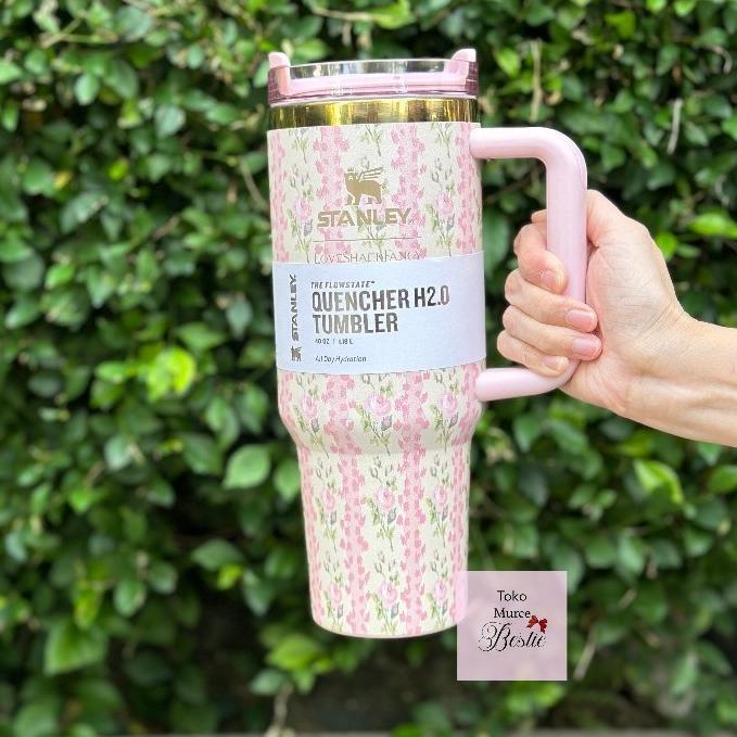 Gambar CO (BO)(PRE-ORDER) Stanley Tumbler Quencher X Love Shack Fancy / Botol Minum Stanley 40 Oz / 1.18 L / Full Set with Box & Straw dari sasintashoppall undefined Tokopedia