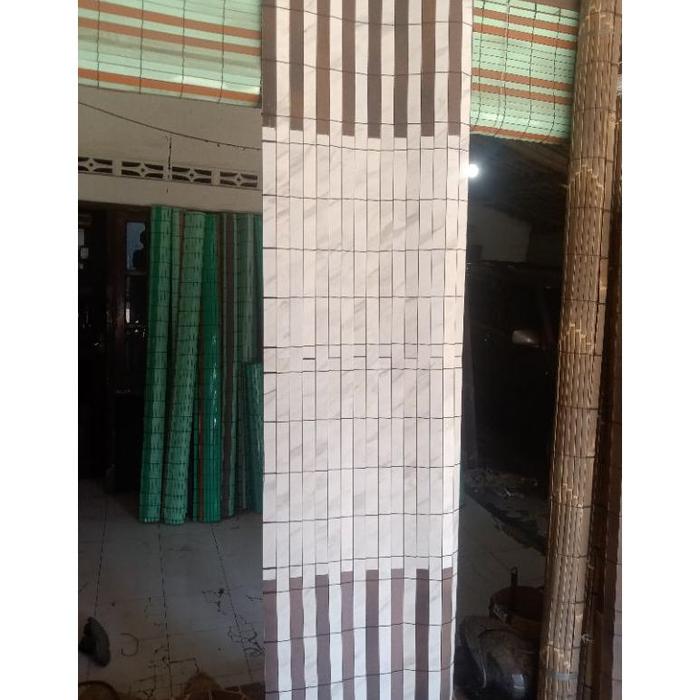 Gambar PROMO TIRAI KEREY GULUNG OUTDOOR BAHAN PVC MOTIF KAYU LENGKAP TALI PENGGULUNG HARGA MURAH - Coklat, L200 x T200 dari Seanata Pedia undefined Tokopedia