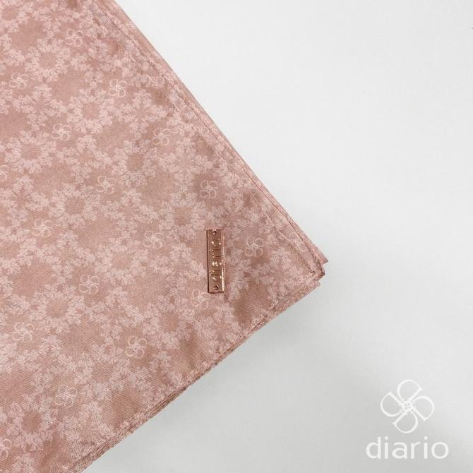 Gambar Diario - Ultrafine Callista Scarf Kerudung Segi Empat - Misty Rose dari Barakah Store style undefined Tokopedia