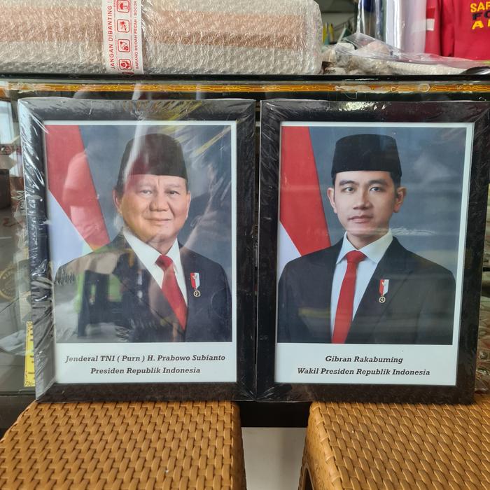 Gambar paket foto presiden wakil dan patung garuda fiber - Hitam dari Berkah Jaya Adv undefined Tokopedia