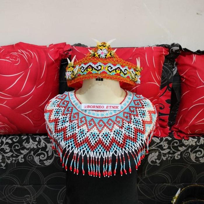 Gambar satu set aksesoris topi mahkota dan kalung dada bahu kalung teratai manik manik etnik khas dayak Borneo etnik kalung rumbai topi manik mahkota tari dayak fashion adat aksesoris baju pengantin adat suku dayak baju adat Kalimantan kostum adat Nusantara - C dari Jazz-pix undefined Tokopedia