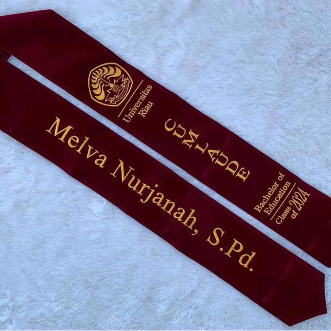 Gambar Selempang Wisuda Leher CUMLAUDE - Maroon Gold, Selapis dari Library Mart undefined Tokopedia