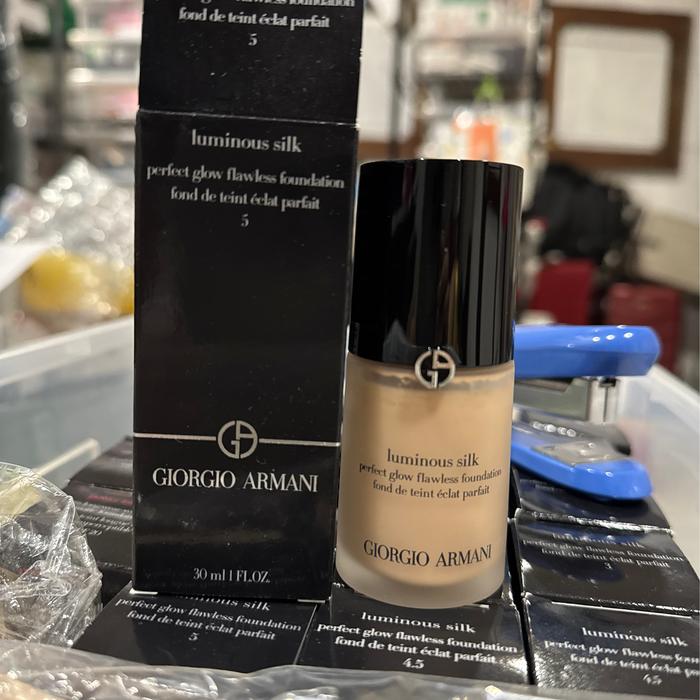 Gambar GIORGIO ARMANI LUMINOUS SILK FOUNDATION - 5 dari Nyonya Belanja Corner undefined Tokopedia