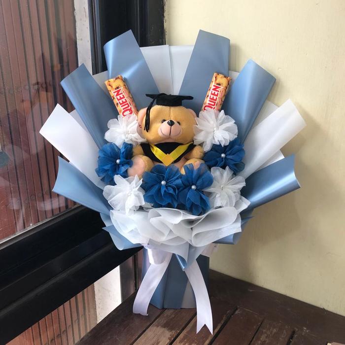 Gambar Buket Bunga Boneka Coklat | Kado | Wisuda | Ultah - biru + coklat, Boneka wisuda dari Viflowerss undefined Tokopedia