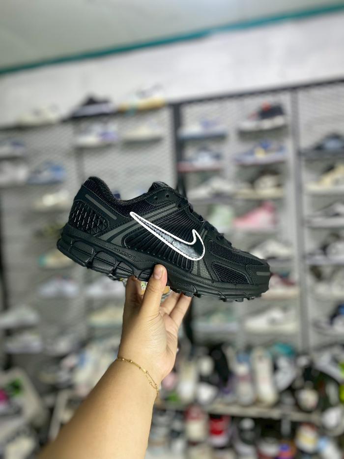 Gambar SEPATU SNEAKERS NIK333 Z00M VOMERO 5 FULLBLACK - VOMERO FULLBLAK, 40 dari SUHUSHOP28 undefined Tokopedia