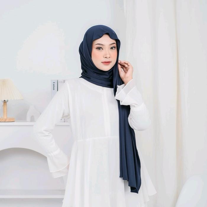 Gambar AURELLIE pashmina kaos meleyot jersey premium jilbab hijab kerudung - NAVY dari sofia_hijab undefined Tokopedia