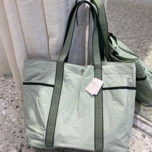 Gambar Lululemon Daily Multi-Pocket Tote Bag 20L - Hijau dari Bella Style shop undefined Tokopedia