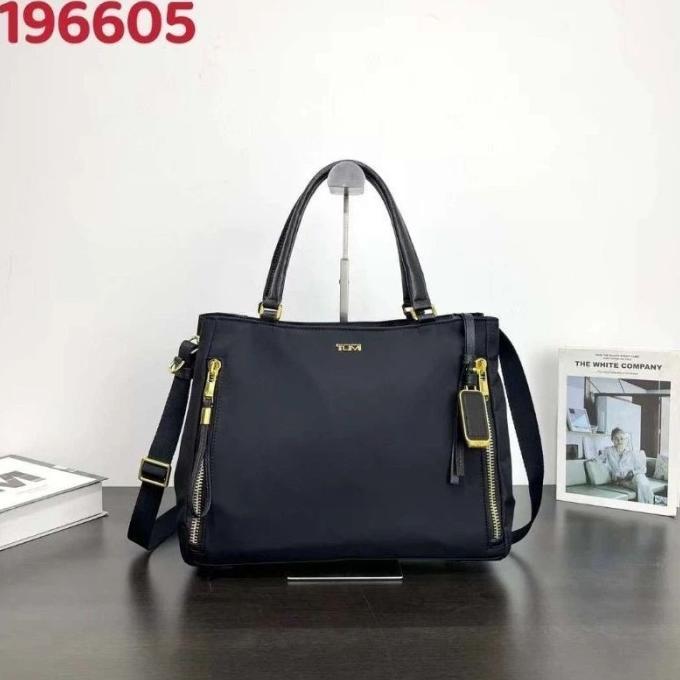 Gambar TOTE T U M I VALETTA MEDIUM TOTE SELEMPANG - Hitam gold dari Femina Vibes undefined Tokopedia