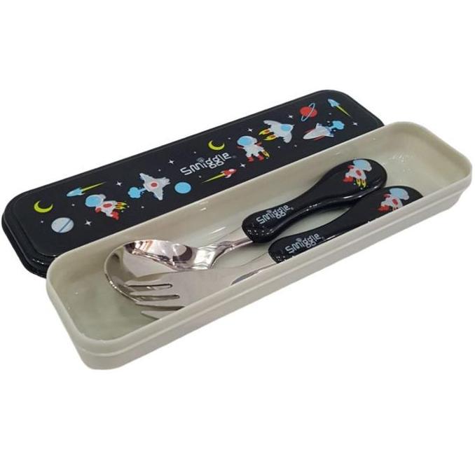Gambar Sendok Garpu Smiggle / Sendok Garpu Set Smiggle Astronot / Spoon Fork Astronaut Smiggle / Sendok Anak Laki-laki Boy - Hitam dari Machata Store undefined Tokopedia
