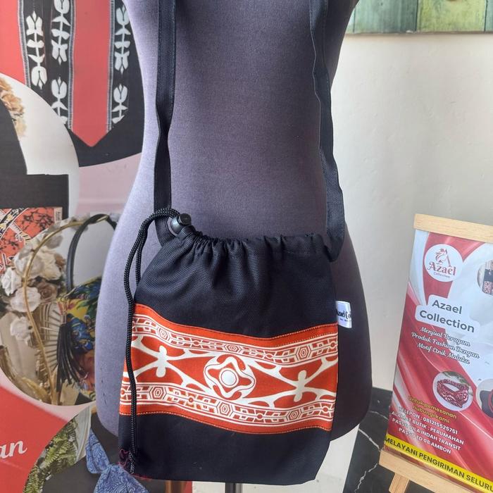 Gambar Tas Salempang Motif Etnik Maluku dari oleh oleh Maluku undefined Tokopedia