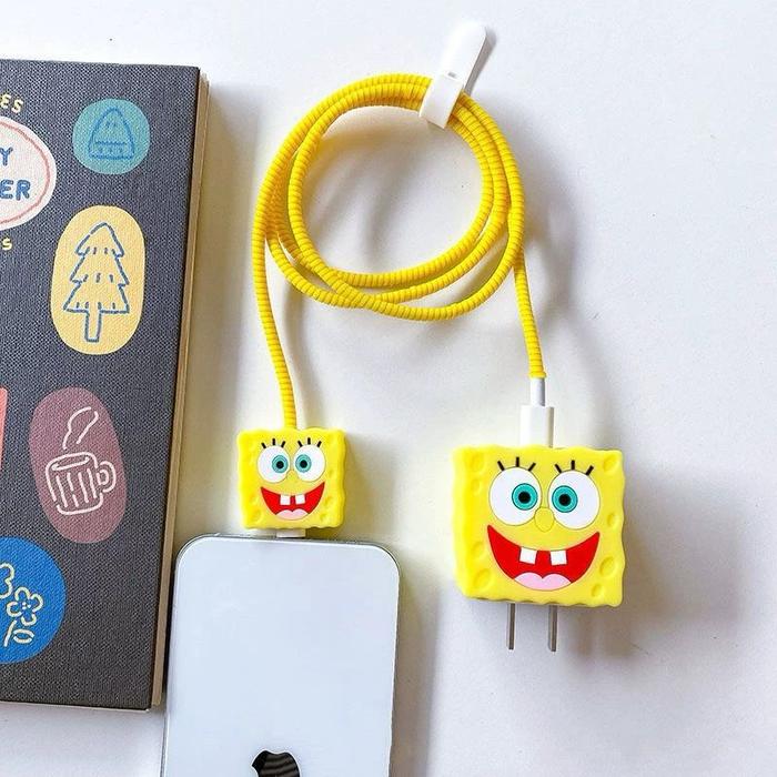 Gambar R Set Pelindung Charger & Kabel Spiral iPhone 18W/20W – Cover Batok + Spiral Protector Lucu | Karakter 3D (Stella Lou, Hamburger, Luigi, Cinnamoroll, KAWS, Mario, Luigi, Pokémon, Hello Kitty) - spongebob dari Vormircase undefined 4 Tokopedia