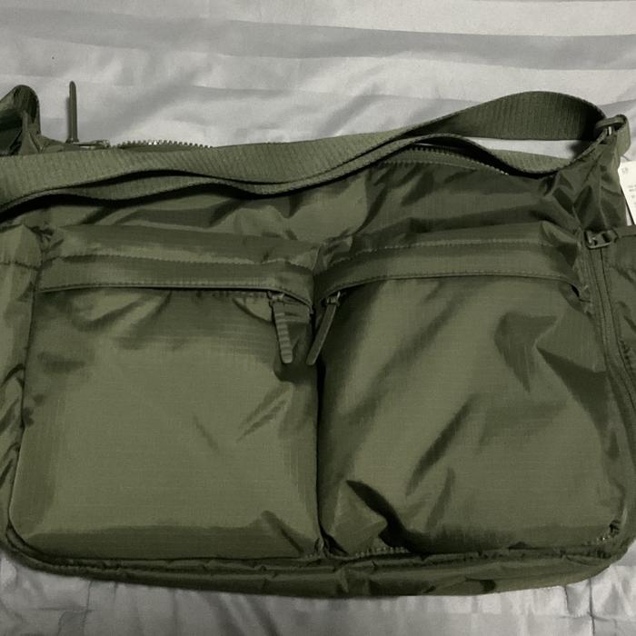 Gambar Uniqlo Multi Pocket Sling Bag dari giantpengsoo undefined Tokopedia