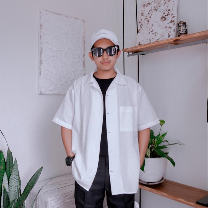 Gambar Kemeja Boxy Shirt LEGWIN Linen White Classic Men - Broken White, S dari Legwin Official Store undefined Tokopedia