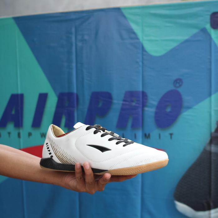 Gambar SEPATU FUTSAL FORZA SERIES - white/gold , 39 dari JENDRALSPORT.ID undefined Tokopedia