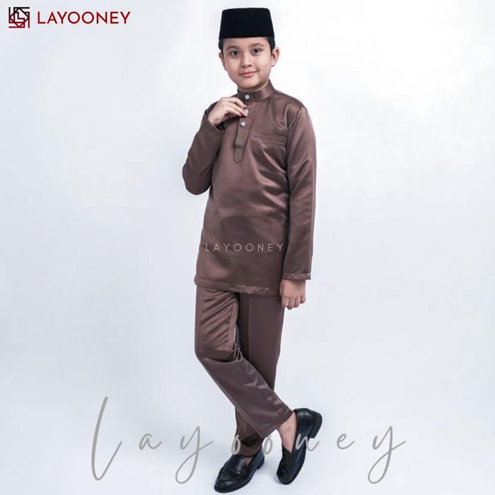 Gambar Layooney Baju Kurung Melayu Teluk Belanga Anak Laki Laki Setelan Pakaian Koko Muslim Cowok Cekak Musang Adat Malaysia - COKLAT MAHOGANY SATN, XXL ( 12 - 13 Tahun) dari LAYOONEY undefined Tokopedia