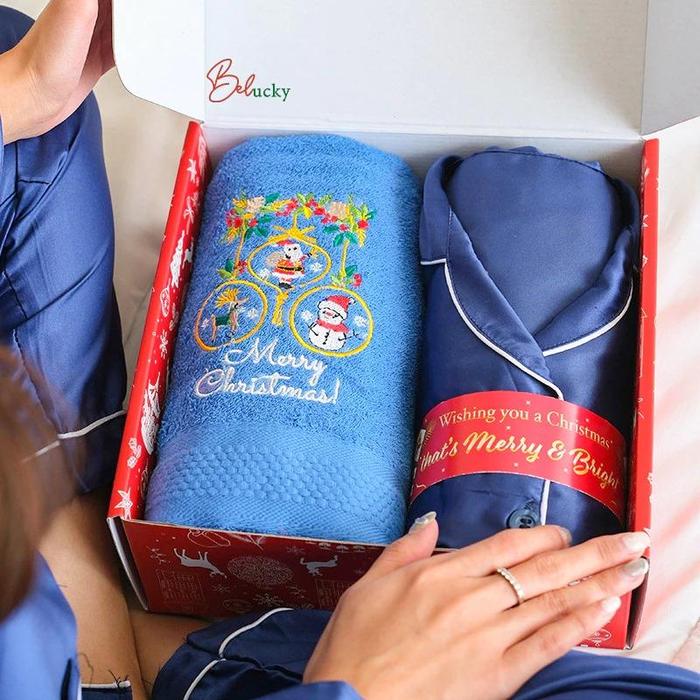 Gambar Handuk dan Piyama Satin Katun Bordir Kado Natal Christmas Hampers Premium Custom Request Bordir Nama - Carol 70x140 PIYAMA dari Belucky_NEW undefined Tokopedia