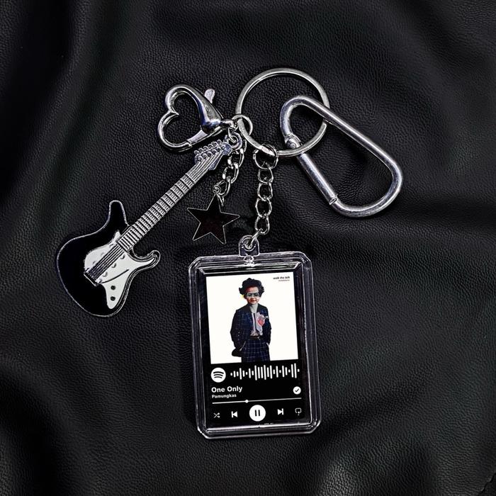 Gambar [AKSESORIS AESTHETIC] KEYCHAIN THE 1975 ABOUT YOU MUSIK BARCODE SPOTIFY STAINLESS - GANTUNGAN KUNCI AKRILIK Hadiah Kaca Ganci - One only dari Four teen undefined Tokopedia