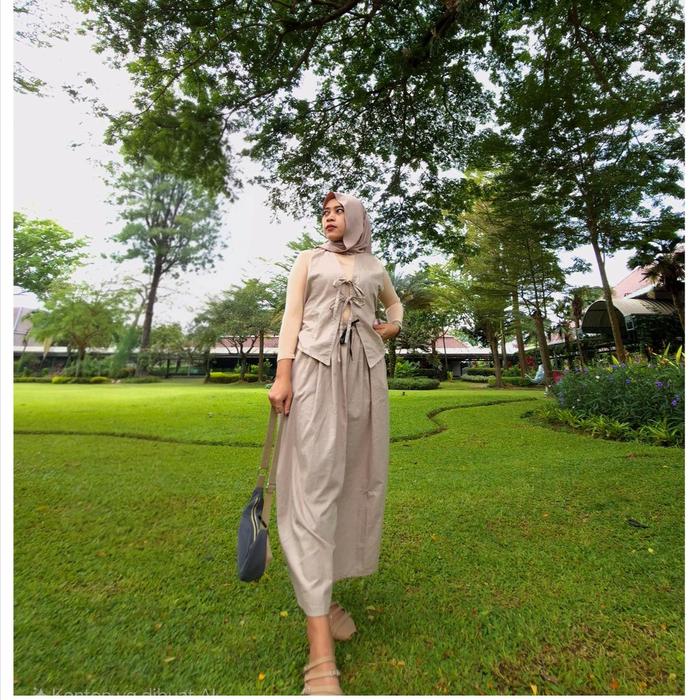 Gambar One Set Vest Ella Setelan Vest Rok Oneset Basic Rekomendasi OOTD Wanita Set Vest Rok Kekinian Linen Cigaret - Ella Set Cream dari LSFashionStore undefined Tokopedia