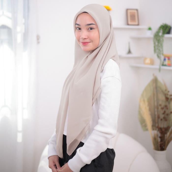 Gambar Elena Square Hijab Tiebymin Nyaman Polycotton hijab plain square Hijab Bella Original Jilbab kerudung segi empat - NUDE BROWN dari tiebymin official undefined Tokopedia