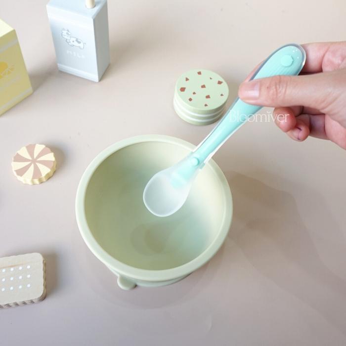 Gambar Bloomiver Silicone Feeding Spoon with Case - Blue dari Paveels undefined Tokopedia