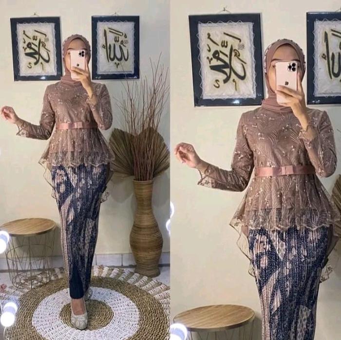Gambar BARANG REALPICTURE !! SETELAN BAJU KEBAYA WANITA DEWASA MODEL KEBAYA AURORA TILLE  MUTIARA MIX ROK PLISKET BATIK PANJANG KEBAYA UNTUK ACARA WISUDA MODERN KEKINIAN CANTIK KEBAYA AURORA PITA TILLE - Set Mocca, M dari Syifaa Outfit Kebaya undefined Tokopedia