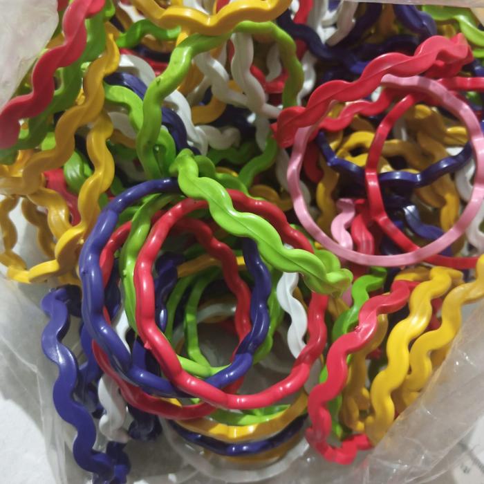 Gambar GROSIR 250 gram (125pc) GELANG KERITING PLASTIK MAINAN BAYI DAN ANAK GELANG KERONCONG WARNA WARNI MURAH dari Rissastoreid undefined Tokopedia