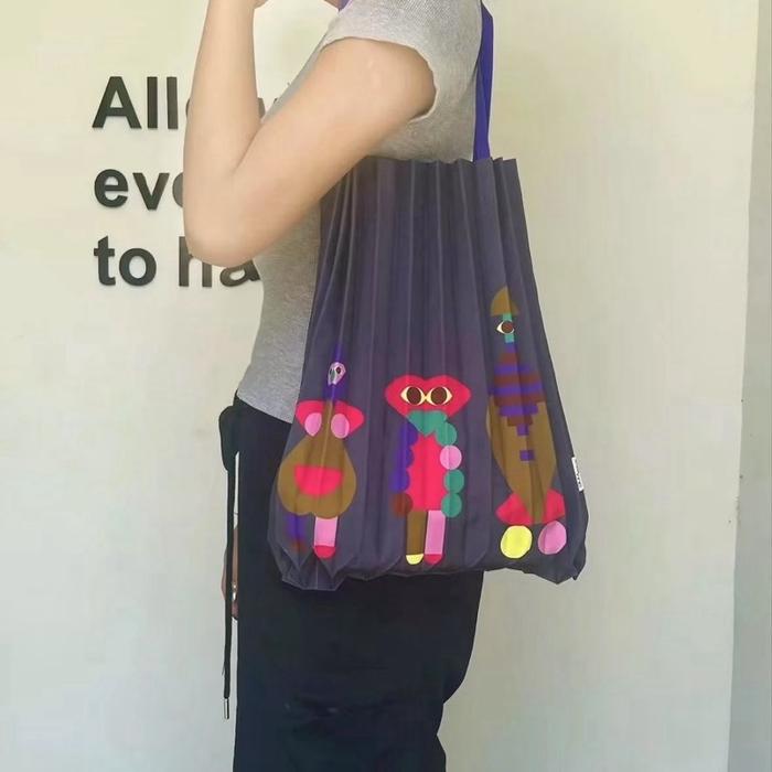 Gambar me ISSEY MIYAKE Recycled Polyester Trunk Pleats Bag - Black dari dLeid undefined 3 Tokopedia