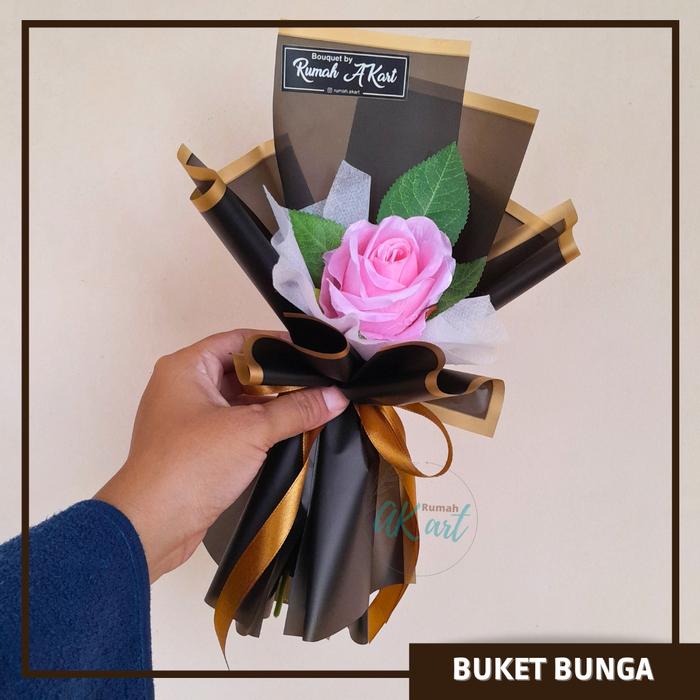 Gambar MINI BUKET BUNGA MAWAR, Buket Single Rose Buket Kecil Simple Kado Hadiah Wisuda / Ulang Tahun - Ungu, Wrap Simple  dari Rumah AKART undefined Tokopedia
