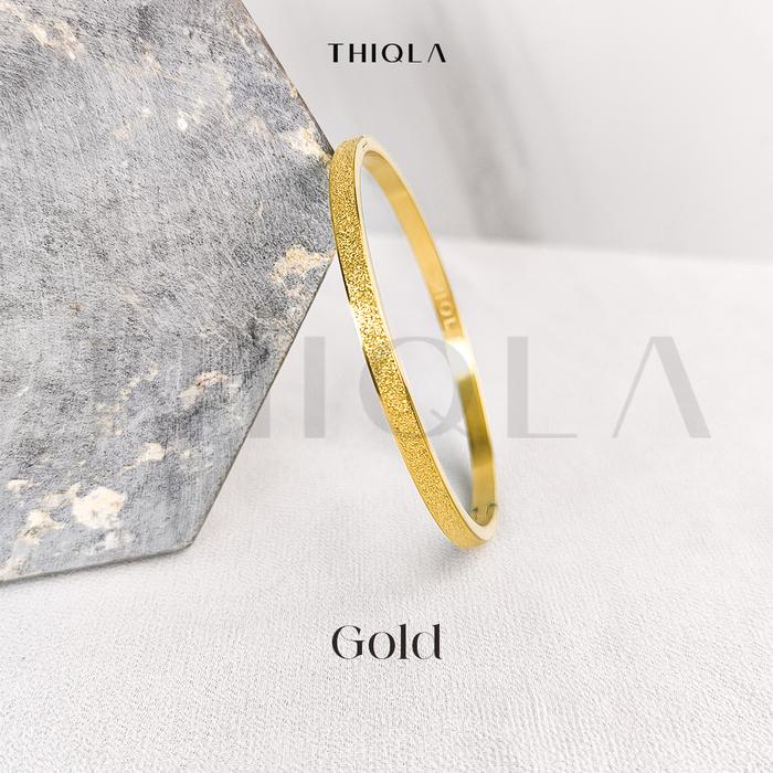 Gambar THIQLA - Gelang Bangle Rana - Gelang Tangan Wanita Dilapisi 5 Lapisan Emas Asli - Garansi SEUMUR HIDUP untuk Gelang Anti Karat, Anti Hitam - Aksesoris Perhiasan Stainless Steel 316L: Bahan Hypoallergenic & Cocok utk Kulit Sensitif - Bukan Gelang Titanium - Gold, Standard (13 - 16 cm) dari THIQLA - Perhiasan Amanah undefined Tokopedia