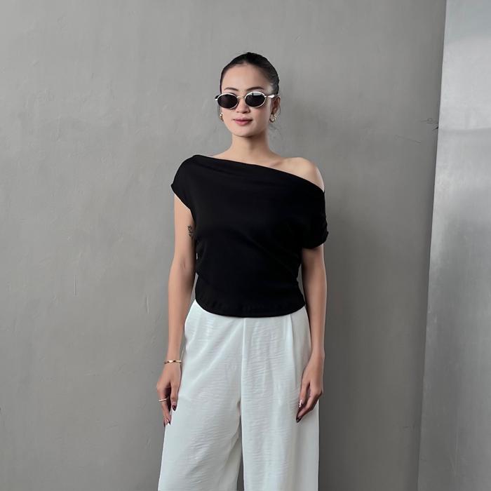 Gambar [READY STOCK] Georgios Women | Cia One Shoulder Top | Baju Atasan Wanita Kekinian Polos Cewek Casual Crop Pendek Panjang Oversize Dewasa Oblong Simple Kaos Basic Tee Katun Hitam Pakaian Rib - Black dari Georgios Women undefined Tokopedia