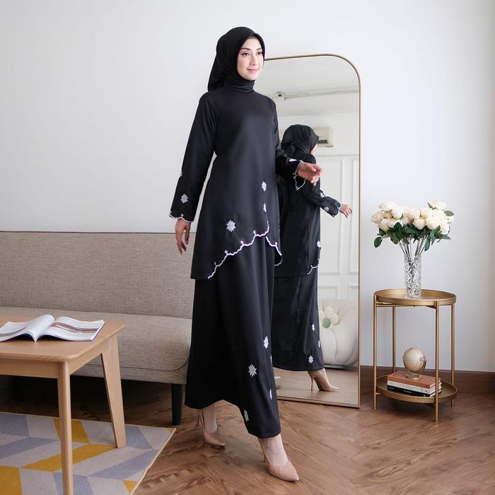 Gambar one set kurang melayu larissa katun toyobo bordir fashion muslim wanita terbaru terlaris cod Baju Dewasa Atasan Setelan - hitam, m dari Elvrist.id undefined Tokopedia