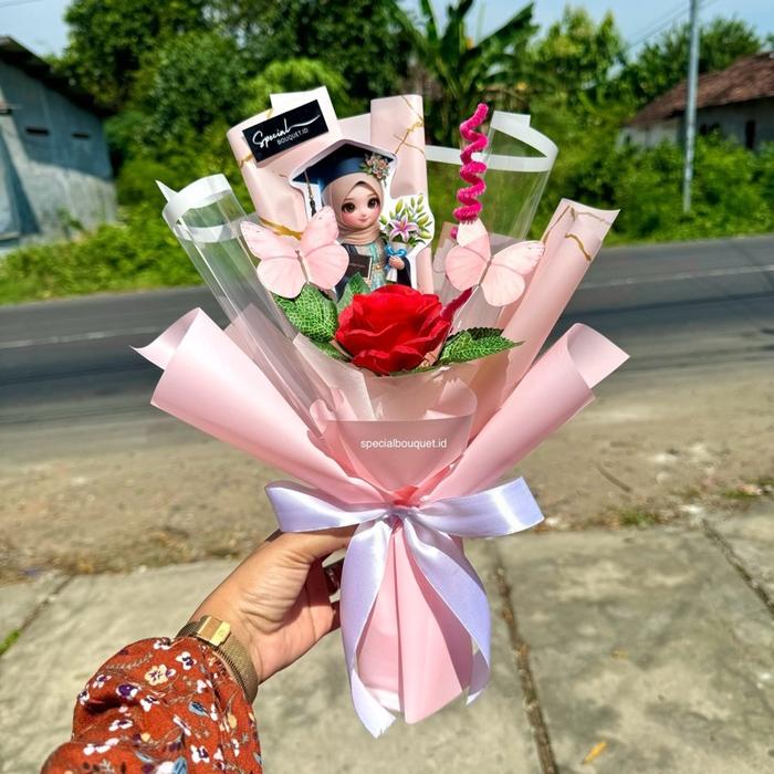 Gambar BUKET WISUDA AESTHETIC LUCU BY SPECIALBOUQUET.ID - topper cewe hijab, box+plastik dari OWNER SPECIALBOUQUET.ID undefined Tokopedia