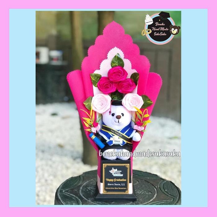 Gambar BUKET BUNGA BONEKA WISUDA 40 CM FREE PARCEL REQUEST NAMA WISUDAWAN KADO GRADUATION SIDANG KELULUSAN 1 HARI JADI BONEKAHANDMADESUKASUKA HADIAH CEWEK Dolls Toys buket  wisuda - Wisuda+Selempang dari Bonekahandmadesukasuka undefined Tokopedia