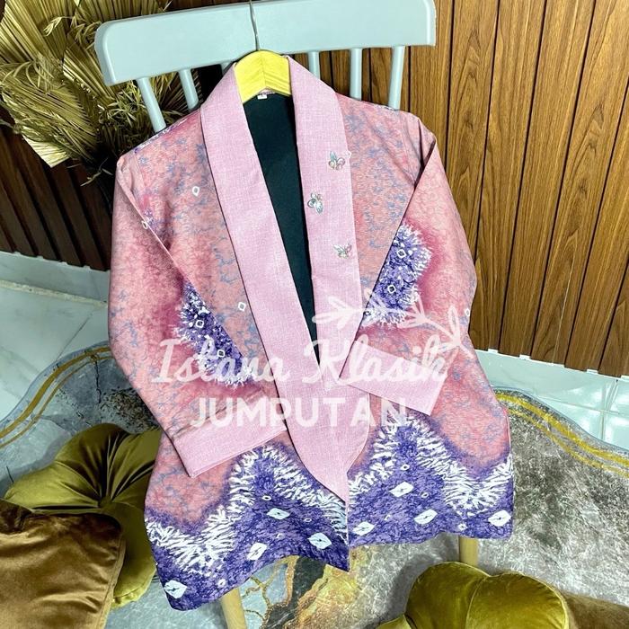 Gambar TUNIK JUMPUTAN PALEMBANG KAMALIYA BLAZER JUMPUTAN KOMBINASI BY ISTANA KLASIK BATIK KERJA BATIK PALEMBANG JUMPUTAN PALEMBANG JUMPUTAN MURAH Muslim Atasan Wanita Panjang Motif Kantor Setelan Dress Katun Linen White Shirts & Blouses Printing Seragam Formal - Sage Krem, S dari Istana Klasik Jumputan undefined 4 Tokopedia