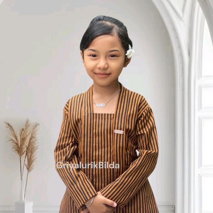 Gambar kebaya anak perempuan,kebaya  lurik,baju adat tradisional anak perempuan - Anak biru kecil, M dari Galeri lurik Bilda undefined 5 Tokopedia