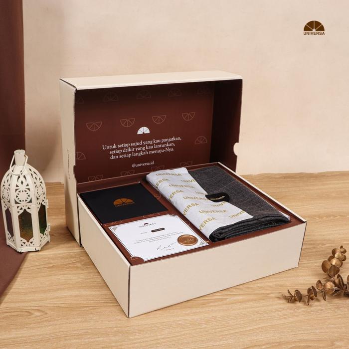Gambar UNIVERSA Hampers Ibadah Pria 3 in 1 DARK GREY (Sajadah Sarung Tasbih) - Hampers Lebaran Idul Fitri - SJDH Dark Grey + SR Dark Grey, Tasbih Black dari UNIVERSA.ID undefined Tokopedia