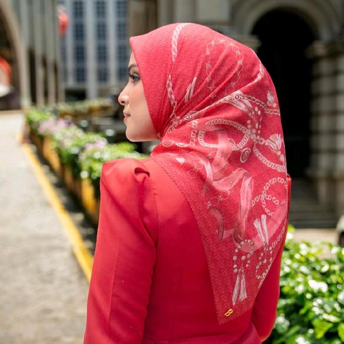 Gambar Hijab Segi Empat Buttonscarves Motif Chain - Chain Merah, Pouch dari Zahra Hijab Kudus undefined Tokopedia