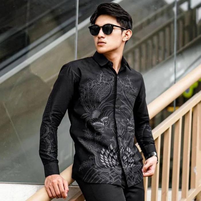 Gambar Kemeja Batik Pria Lengan Panjang Baju Seragam Cowok Warna Hitam - Pusaka, M dari Sy StoreID undefined Tokopedia