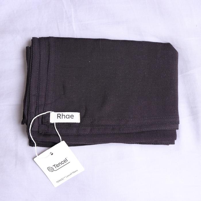 Gambar RHAE Lara Scarf - Hijab Pashmina Wanita Muslim 100% Tencel Viscose Lyocell - Black dari Rhae.wear undefined Tokopedia