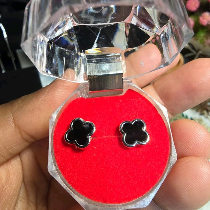Gambar Anting Wanita Perak Bentuk Daun Semanggi Warna Hitam dari Koleksi Bajubagusku undefined Tokopedia