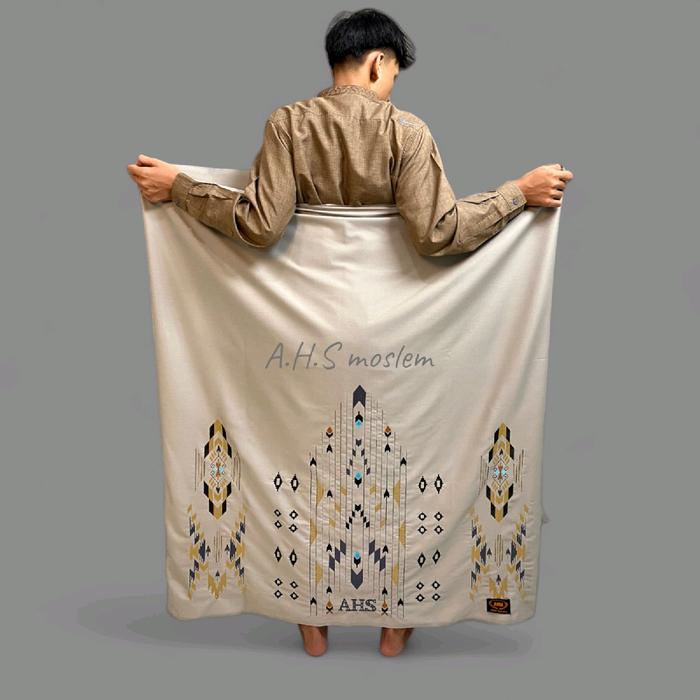 Gambar AHS sarung bordir motif songket gunung 100% timbul bahan katun CODE S.K.G ABU 01 Lembut Muslim Pria Dewasa  Hitam Tenun dari AHS Moslem undefined Tokopedia