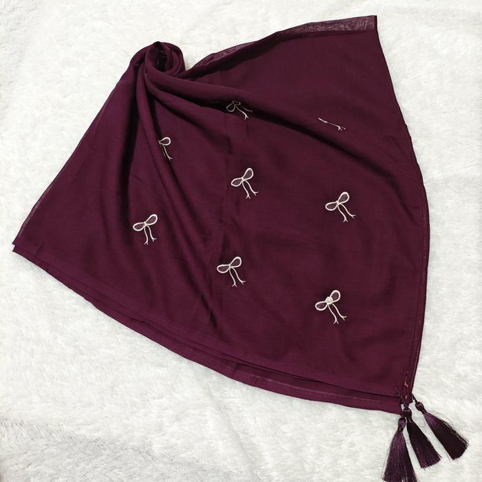 Gambar Hijab Segi Empat Paris Pita Coquette Warna Burgundy Kerudung Pita Viral Terbaru Variasi Burgundy - BURGUNDY dari Viirgo Store undefined Tokopedia