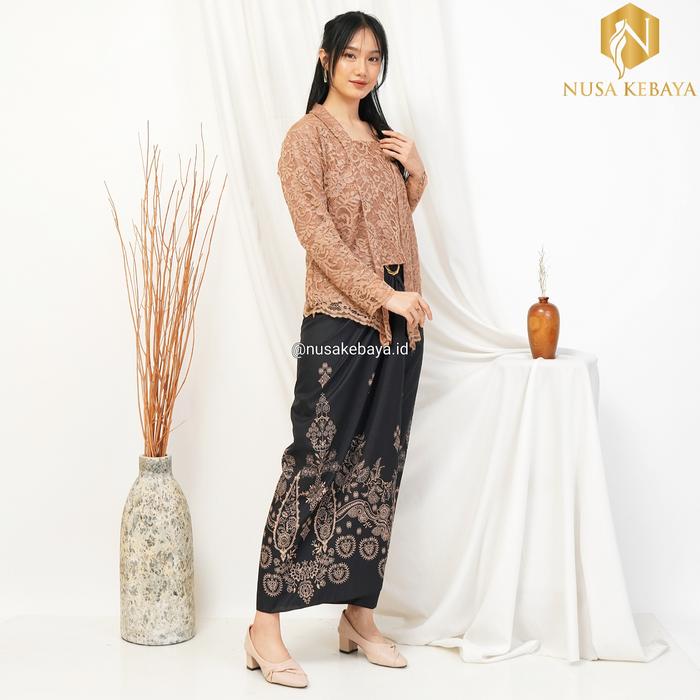 Gambar Setalan Kebaya Diajeng Kutubaru Brukat Lengan Panjang Rok Lilit Batik - Set Moka, M dari Nusa Kebaya undefined Tokopedia